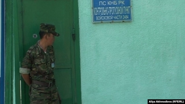 Пограничник воинской части № 2484 погранвойск КНБ в городе Ушарале, в которой служил Денис Рей.