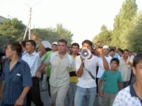 Kamoluddin supporters in the streets of Kara-Suu on August 7 (RFE/RL)