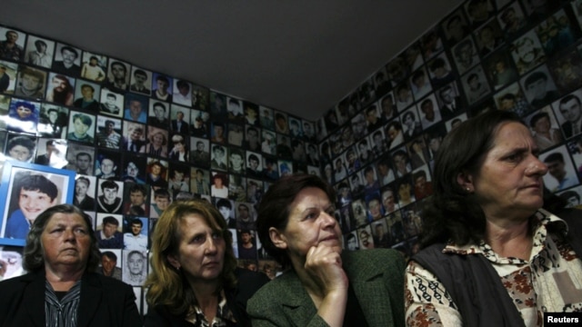 Majke Srebrenice gledaju prvo pojavljivanje Mladića u Hagu, 03. jun 2011.