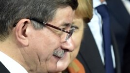 Ahmet Davutoglu və Angela Merkel 