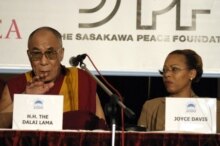 Dalai Lama and Joyce Davis at Forum 2000 (RFE/RL)