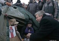 Opposition candidate Alyaksandr Milinkevich talks to protesters on Minsk's October Square, Mar. 21 (RFE/RL)