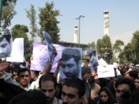 Ahmadinejad critics protest at Tehran University on October 8 (RFE/RL)