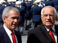 Bush with Czech President Vaclav Klaus (right) in Prague today (epa)