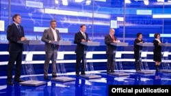 Мәжіліс сайлауының теледебатына қатысып жатқан алты партия өкілі. Астана, 16 наурыз 2016 жыл. ОСК фотосы.