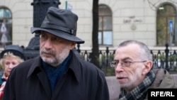Boris Akunin (left, with Lev Rubinstein) is well-known for his historical novels.