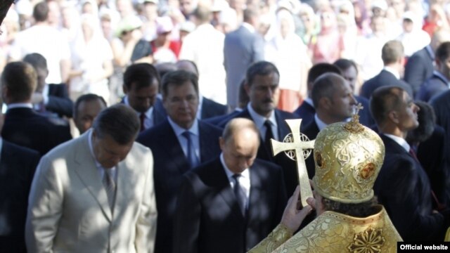 Виктор Янукович и Владимир Путин на освящении в Севастополе колокольни Святого князя Владимира