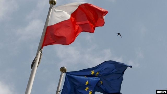 Steagurile Poloniei și UE în fața Parlamentului de la Varșovia
