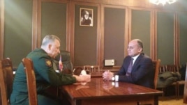 Встреча замминистра обороны РФ Аркадия Бахина (слева) и министра обороны Армении Сейрана Оганяна. Гюмри, 13 января 2015 года