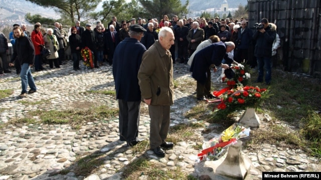 Antifašisti polažu cvijeće na Partizanskom groblju u Mostaru