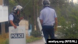 Ақтөбеде атыс болған маңда жүрген полицейлер (Көрнекі сурет).