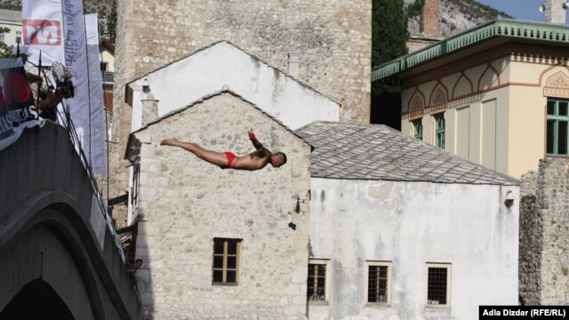 Lorens Listo, pobjednik 446. takmičenja u skokovima na glavu sa mostarskog Starog Mosta, 29, juli 2012.