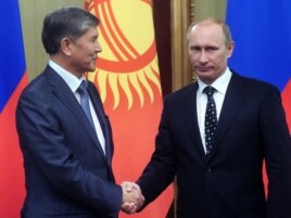 Қырғызстан премьер-министрі Алмазбек Атамбаев (сол жақта) және Ресей премьер-министрі Владимир Путин. 27 желтоқсан 2010 жыл.