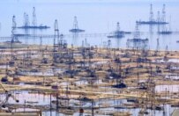 Oil derricks on the Caspian shore outside Baku (file photo) (Bymedia.net)