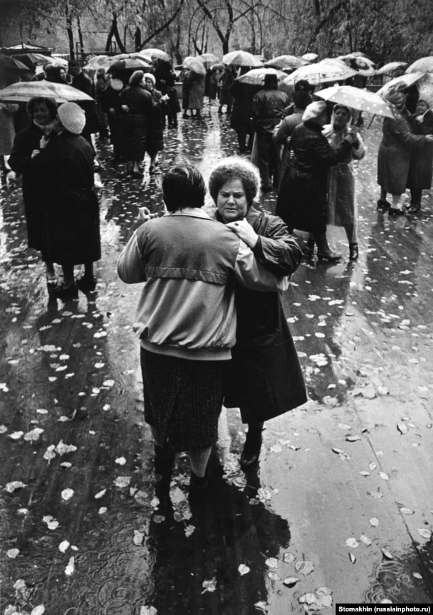 Дождливый осенний день в Москве, 1990 год. Автор - Игорь Стомахин