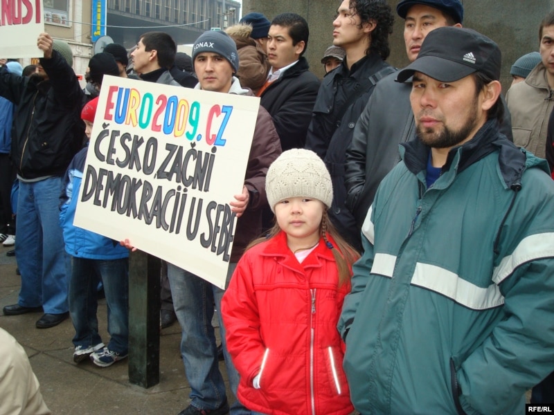 Казахские беженцы проводят акцию протеста в столице Чехии. Прага, 7 февраля 2009 года 