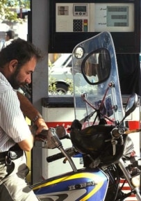 A man pumping gas in Tehran (Fars file photo)