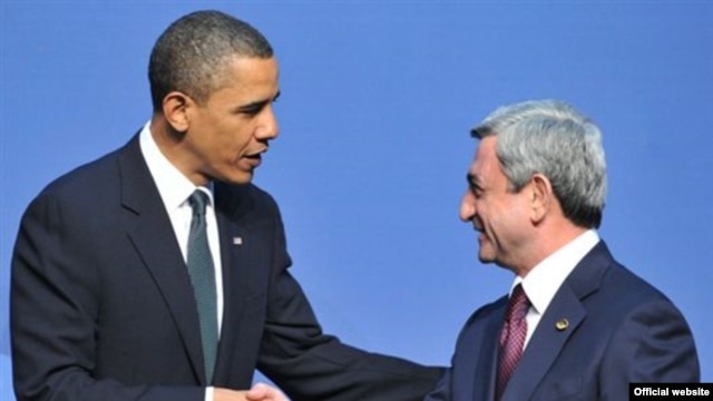 U.S. -- President Barack Obama (L) greets his Armenian counterpart Serzh Sarkisian at the Nuclear Security Summit in Washington, DC, 12Apr2010