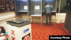 Амстердамда Украинамен ассоциация туралы келісімге дауыс беріп тұрған нидерландылық. 6 сәуір 2016 жыл.