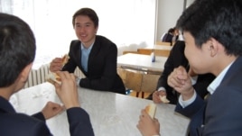 Мектеп асханасында отырған оқушылар. Алматы, 13 қыркүйек 2013 жыл.
