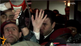 Генеральный прокурор Армении Геворк Костанян выступает перед протестующими в Гюмри