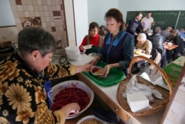 Волонтеры кормят беженцев из зоны АТО, Мариуполь, март 2015 года