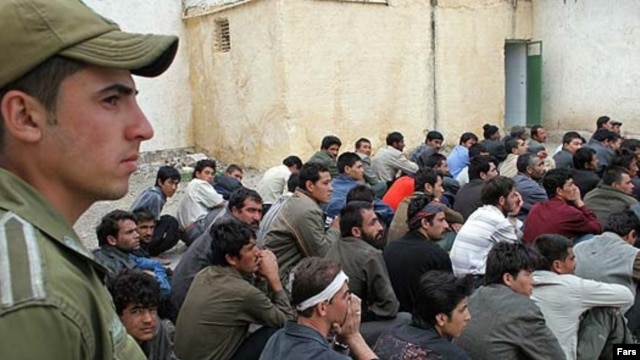 Afghan refugees being deported from Iran in 2007