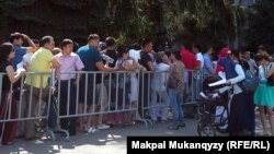 Казахстанские граждане в очереди на постановку на учет для получения жилья по государственной жилищной программе. Иллюстративное фото.