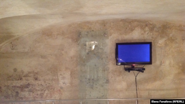 Расстрельная стена в подвале тюрьмы (Музей КГБ). Видны следы пуль
