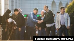 Намазға жиналған халық.