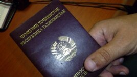 Паспорт гражданина Таджикистана. Иллюстративное фото.