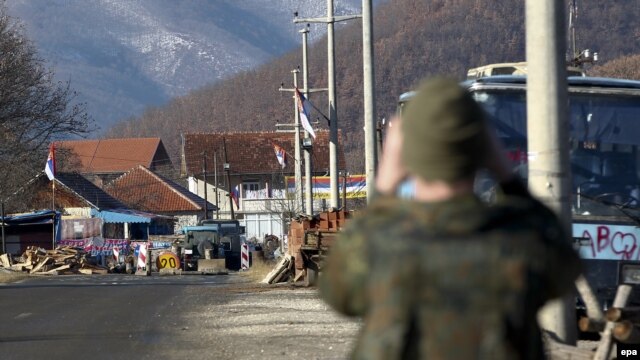 Ushtar i KFOR-it duke vëzhguar një barrikadë të vendosur nga serbët në Zupç.(Foto nga arkivi)