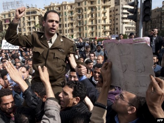 سرباز مصری بر روی دوش معترضان در قاهره