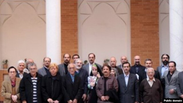 عکس میرحسین موسوی با اعضای فرهنگستان هنر