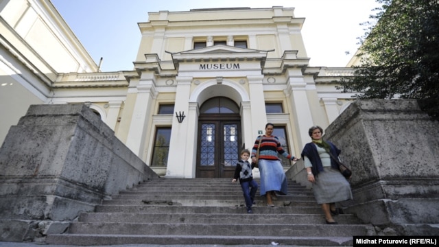 Bosnia-Herzegovina's National Museum in Sarajevo has closed its doors due to lack of funds. Critics blame the country's ethnically fractured politics.