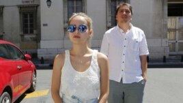 Мадина Аблязова Экс-ан-Прованс шаардык сотунун сыртында кабар күтүп турат. 1.08.2013