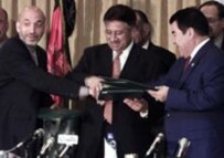 Afghan President Karzai (left), Pakistani President Musharraf (center), and Turkmen President Niyazov (right) at the signing of the pipeline agreement in 2002 (CTK)
