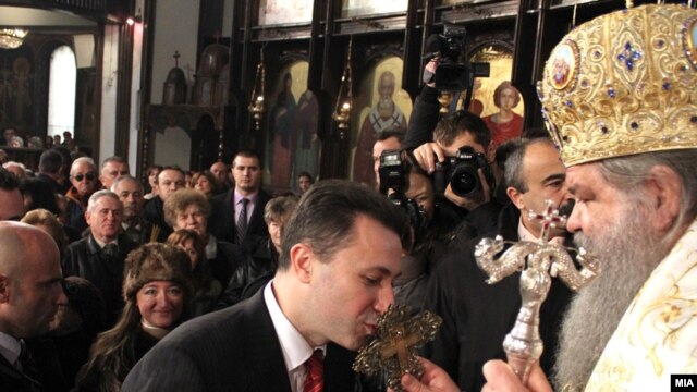 Nikola Gruevski ljubi krst iz ruku patrijarha MPC 