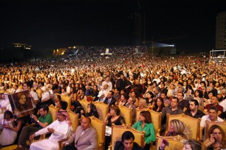 UAE -- Iranian singer "Googoosh" performs in Dubai, 26Mar2008
