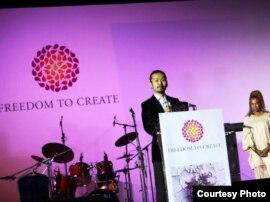 Асқар Айдархан, ақын Арон Атабектің ұлы, әкесіне берілген халықаралық жүлдені қабыл алып тұр. Каир, 26 қараша 2010 жыл