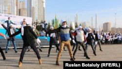 Қазақстан халқы ассамбелясына арналған студенттер флешмобы. Астана, 6 ақпан 2015 жыл. (Көрнекі сурет)