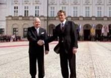 Poland -- President Lech Kaczynski (left) with Ukrainian Pres. Viktor Yushchenko, Warsaw, 12May2006