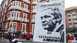Poster podrške Asanžu ispred ambasade Ekvadora u Londonu