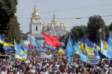 Ukraine -- Supporters of the Party of Regions march in front of Kyiv cathedral during rally in downtown, 27Jul2006
