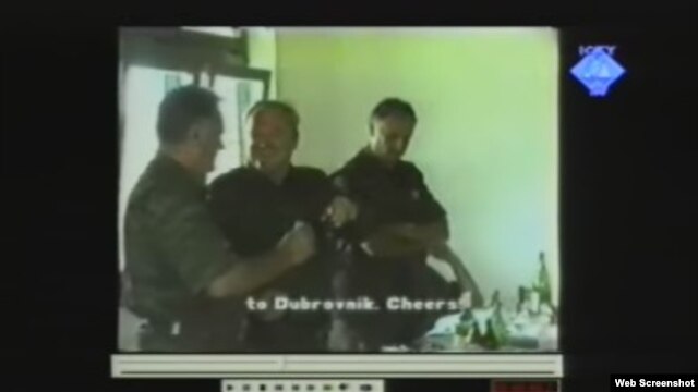 Snimak umirovljenog zapovjednika između Ratka Mladića i Radislava Krstića prikazan u Hagu, 8. ožujak 2012.