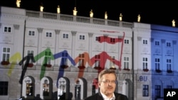 Polish President Bronislaw Komorowski flipped the switch to illuminate the presidential palace in Polish and EU colors to mark his country's EU Presidency, which began on July 1.