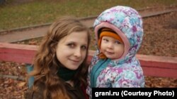 Maria Alyokhina and her son Filipp several years ago (photo from grani.ru)