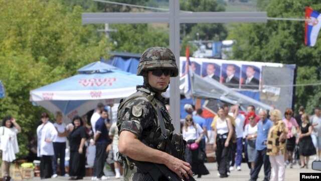 Vojnik Kfora ispred barikada koje su postavili Srbi u selu Rudare kod Zvečana, 5. avgust 2011