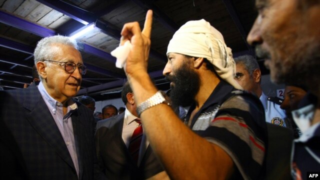 Lakhdar Brahimi sa izbjeglicama iz Sirije u kampovima u Turskoj