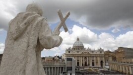 Mii de credincioşi în faţa catedralei Sf.Petru, de Paşitele catolic, Vatican, 8 aprilie 2012